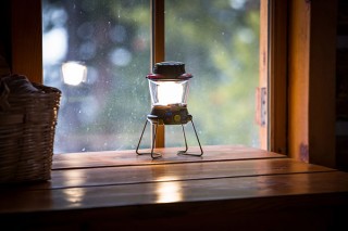 アスク、手回し充電も行えるモバイルバッテリー機能を備えたLEDランタン「Lighthouse 400」