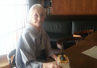 数え年104歳の今でもなお精力的に表現活動を続ける女性美術家・篠田桃紅氏の展覧会「人生は一本の線」