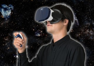 タカラトミー、宇宙を自由に移動できるゴーグル型VR端末「JOY！VR 宇宙の旅人」を発売