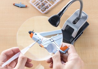 サンワ、大型レンズを搭載したクリップ固定のLED内蔵スタンドルーペを発売