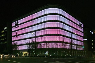 紫色LEDを用いた京セラの高演色照明がワコール新京都ビルに採用！4色調光で繊細な色彩表現を実現