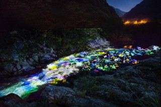 チームラボが小歩危峡の白川橋付近で川の水面に“花”を咲かせる新作デジタルアートを展示