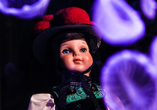 浮遊する人工クラゲとアンティークドールをコラボレーションさせた幻想的なアート展が開催