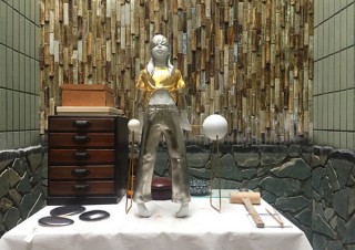 擬人化の手法を用いた造形作品を堪能できる岡部賢亮氏の個展「ツクモガミのためのギジンカ」が開催