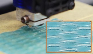 明治大学の宮下芳明教授らが熱溶解積層方式での滑らかな手触りの3Dプリント手法を開発