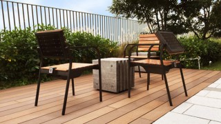 シャープ、スマホを充電できる椅子型のソーラー充電スタンドを都内のスタバ3店に設置