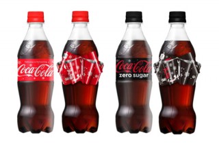 「コカ・コーラ」のウィンターキャンペーンでラベルがリボンに早変わりするデザインのボトルが登場