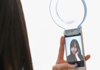 上海問屋、スマホに装着して使える自撮り用のUSB充電式LEDライトを発売