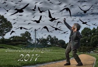 アドビ、自分いじりの88歳おばあちゃんカメラマン西本喜美子さんを年賀状ADに起用