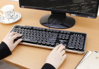 上海問屋、欧文タイプライター風のクラシカルなゲーミングキーボードを発売