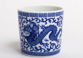 約170名のクリエイターがボランティアでデザインに参加したチャリティー企画展「藍色カップ」