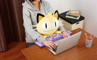 バンダイ、机と体の間に挟んで使うポケモン「ニャース」のぬいぐるみ型PCクッションを発売
