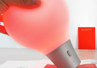 上海問屋、揉むと置いた場所の色に変化するライト「COLOR UP インテリアライト」を発売