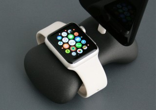 砂浜に打ち上げられた天然石をモチーフにデザインされた充電スタンド「StandStill＋」