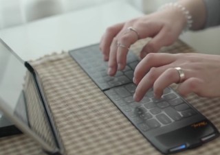 真ん中でパタリと折りたためる極薄キーボード「Wekey」、ポケットサイズでスマホに最適