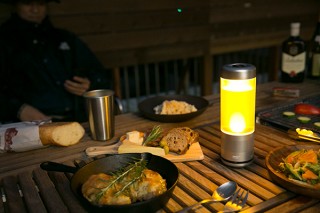 ボトルにドリンクを入れて色を変えられるランタン型Bluetoothスピーカーが先行予約開始