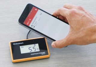 トッパン・フォームズ、スマホで履歴管理できる温度ロガー「オントレイシス タグ」を発表