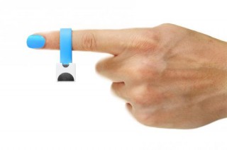 単三形乾電池を装着してスマホ充電できるキーアクセサリー「nipper」の先行予約販売がCAMPFIREで開始