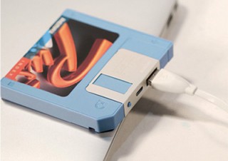 ミスターカード、フロッピーディスク型のデザインを採用したモバイルバッテリーを発売