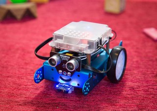 サンワ、プログラミングを学べるロボットキット「mBot」を発売