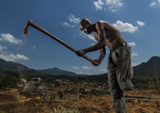 紛争での被害を乗り越えて力強く生きる人々を撮影した写真を紹介する「国際人道法写真展」