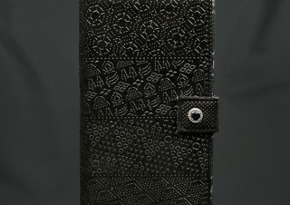 山梨県の伝統工芸の加工技術を結集して開発されたiPhone用の手帳型ケース「TSUNAGU」