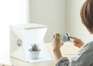 サンワダイレクト、自宅でも美しいブツ撮りを実現できる折りたたみ式の撮影ボックスを発売