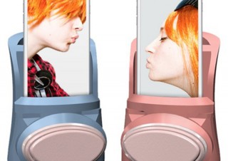 離れた恋人達の距離をゼロにできるキスマシーン「KISSENGER」を英教授らが開発