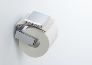 もうスマホ片手にトイレは無し！ペーパーホルダーをちょい置きトレイにする「トイレトレイ」