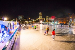 横浜赤レンガ倉庫のアートリンクを演出した横浜平沼高校美術部による原画の展示がスタート