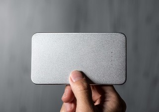 サンワ、2ポート搭載で薄型アルミケースのモバイルバッテリーを発売