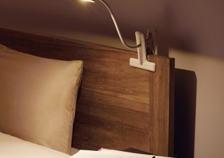 エレコム、挟む・置く・引っ掛けるの3WAYで使えるLEDクリップライト「CHUU」発売