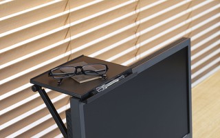 キングジム、液晶の上のデッドスペースを有効活用できる「ディスプレイボード」に新サイズと新色を追加