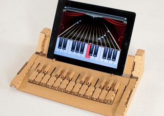 文字入力用のキーボードを音楽用のMIDIキーボードに変える段ボール製の組み立てキット「KAMI-OTO」