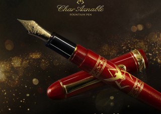 真紅の樹脂が光で輝き、ペン先にはジオン公国の刻印！「シャアの万年筆」が発売