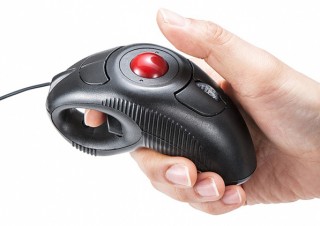 サンワ、空中で操作できる左右両手対応の有線トラックボールマウス「ごろ寝マウス」を発売