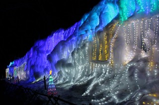 軽井沢の白糸の滝に見立てた氷柱をライトアップ！日本夜景遺産認定の「氷柱白糸イルミネーション」