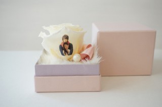 「きょうのキラ君」の中川大志さんとの2ショット合成写真をバラの花びらにプリントするサービスが登場