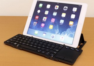 上海問屋、タッチパッド付きで三つ折のBluetoothキーボードを発売