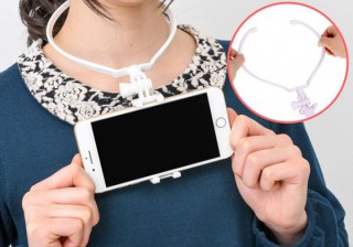 上海問屋、スマホで自分目線での撮影ができる「視点ショット ネックホルダー」を発売