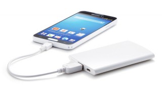 サンワサプライ、厚さ9mmでスマホと重ねて持ちやすい容量2500mAhのモバイルバッテリーを発売