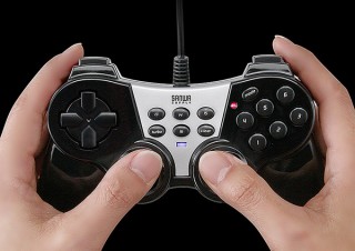 サンワダイレクト、連射機能を設定できる16個のボタンを搭載したUSBゲームパッドを発売