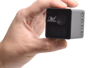 サンコー、サイコロ型で充電式の「指でつまめるミニDLPプロジェクター」を発売
