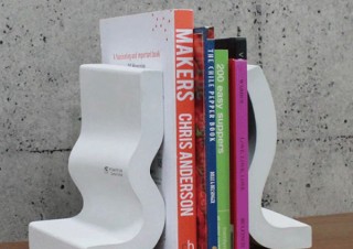 コンクリートによるインテリア雑貨「ヒガシヤコンクリート」、ブックエンドと掛け時計を発売