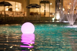 防水モデルで水面に浮かべることもできるLEDインテリアライト「moonlight」