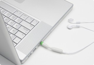 プラグやジャックを保護するヘッドフォンアダプタ