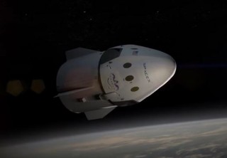 イーロン・マスクのSPACEⅩ、2018年に二人の民間人を月軌道へ