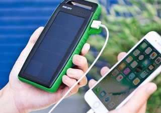 サンワダイレクト、ソーラーパネルを搭載した容量10000mAhの防雨モバイルバッテリーを発売
