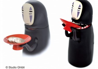 「千と千尋の神隠し」のカオナシがコインを食べる貯金箱。「あっ」と言ったりげっぷも