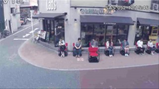 日産が開発した行列に座ると自動で進むイス、羽田空港のうどん店に設置決定